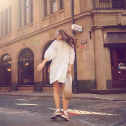 Das ist DER Mode-Trick mit dem Französinnen im Juli jedes schlichte Sommerkleid aufwerten