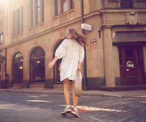 Mit diesem simplen Styling-Hack werten Französinnen jetzt jedes schlichte Sommerkleid auf