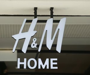 Diese Blumen-Lichterkette von H&M Home für den Balkon ist ein Blickfang