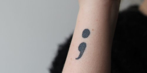 Semikolon-Tattoo: Das steckt hinter dem bedeutsamen Motiv!