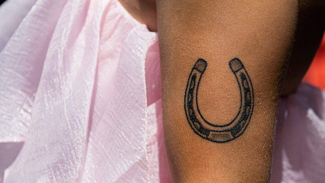Hufeisen-Tattoo: Nicht nur für Pferdemädchen