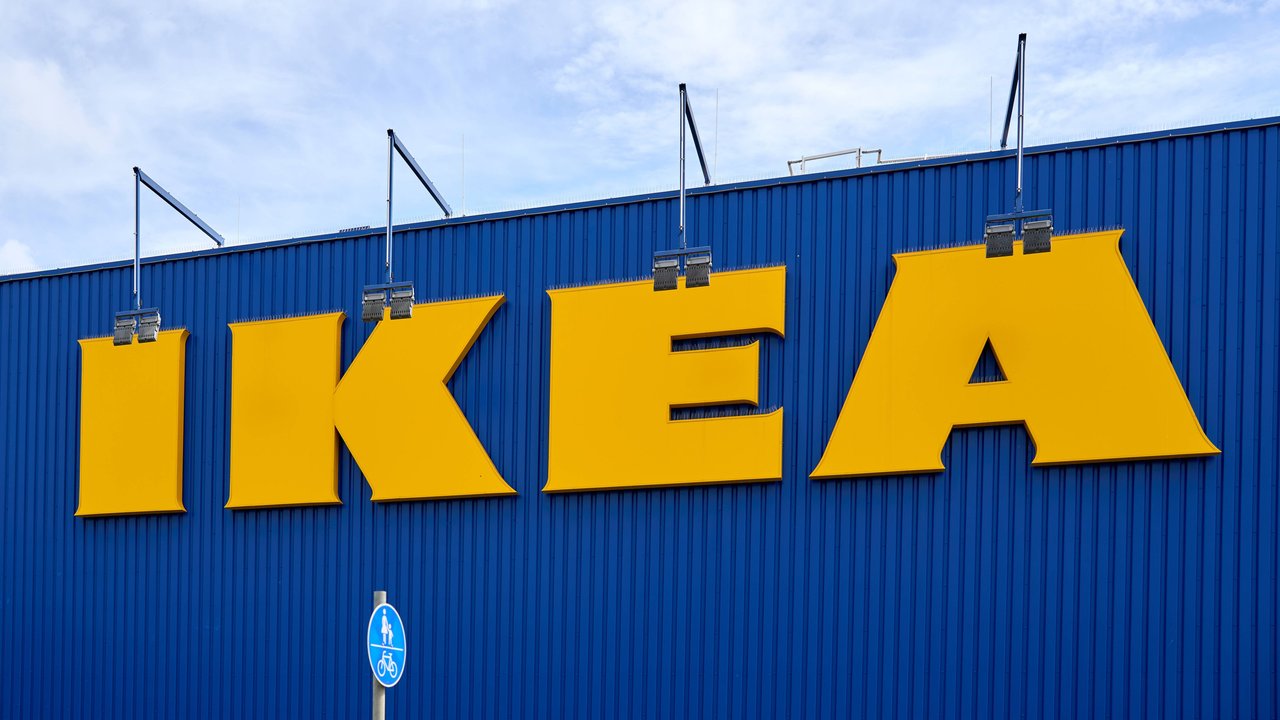 Dieser beigefarbene Ikea-Sessel sorgt für eine entspannte Auszeit.