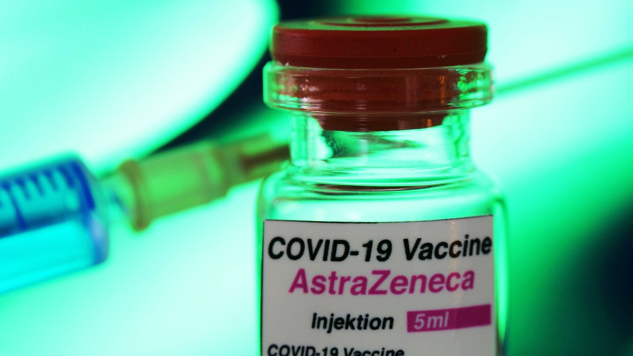 Symbolbild Coronaserum-Impfstoffdosen von AstraZeneca. Corona-Impfstoff *** Symbolic image Coronaserum vaccine doses from AstraZeneca Corona vaccine