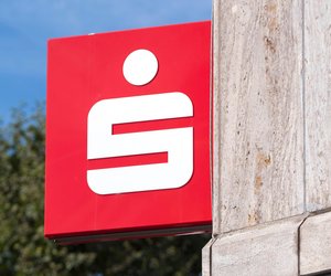 Wann werden Geldeingänge bei der Sparkasse gebucht?