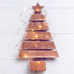 Ein großer Weihnachtsbaum passt bei dir nicht rein? Dann ist diese süße LED-Holztanne von Amazon perfekt