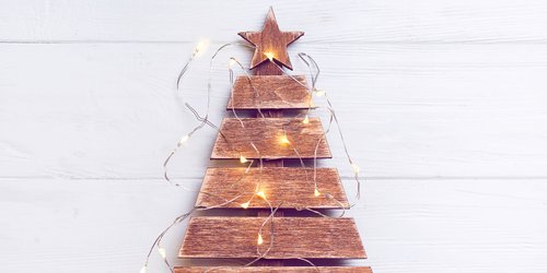 Ein großer Weihnachtsbaum passt bei dir nicht rein? Dann ist diese süße LED-Holztanne von Amazon perfekt