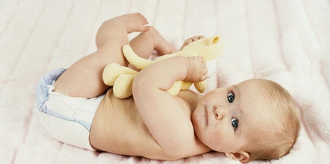 Der Moro-Reflex: Ein Baby auf dem Rücken. Der Moro-Reflex: Ein Baby auf dem Rücken.
