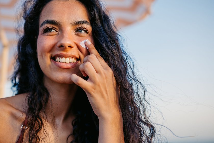 7 Sonnencreme-Fehler, die fast jeder macht (und die deine Haut hasst)