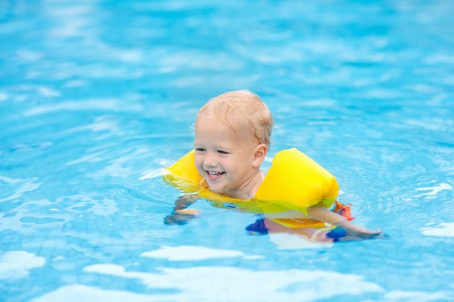 Baby schwimmt ohne Mütze