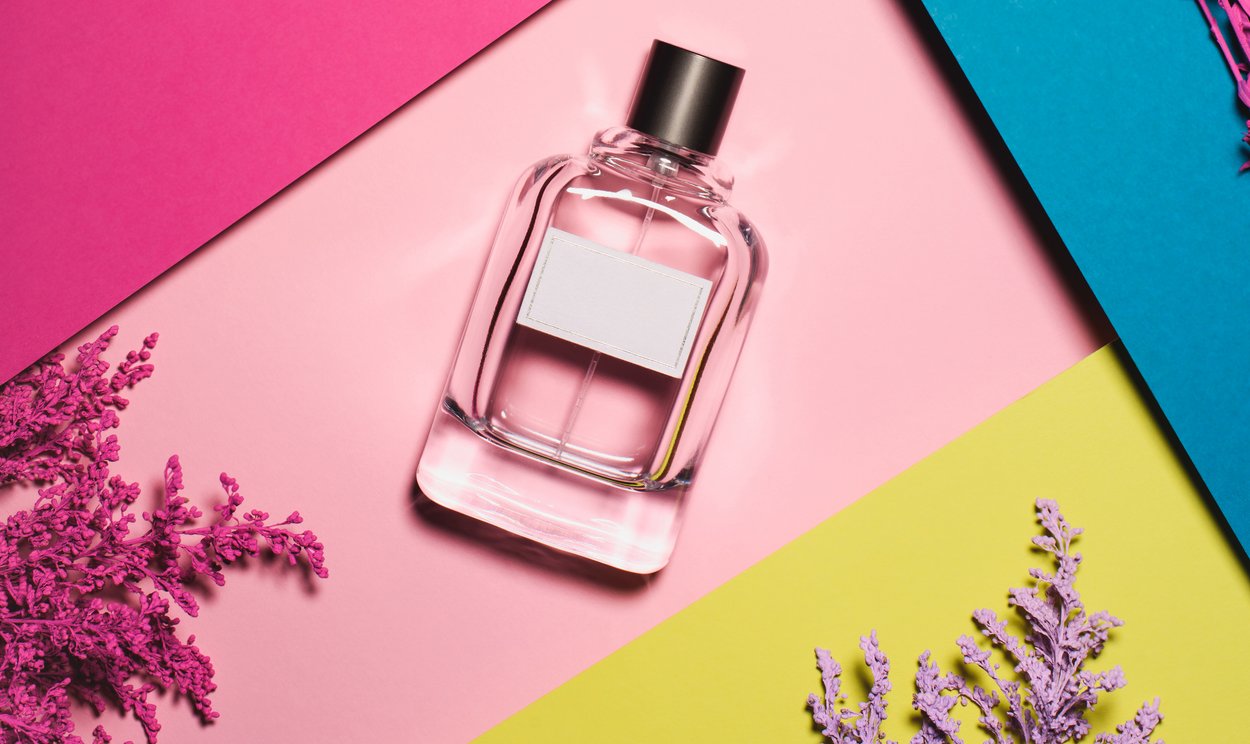 Parfum Flakon auf buntem Hintergrund Parfum Flakon auf buntem Hintergrund