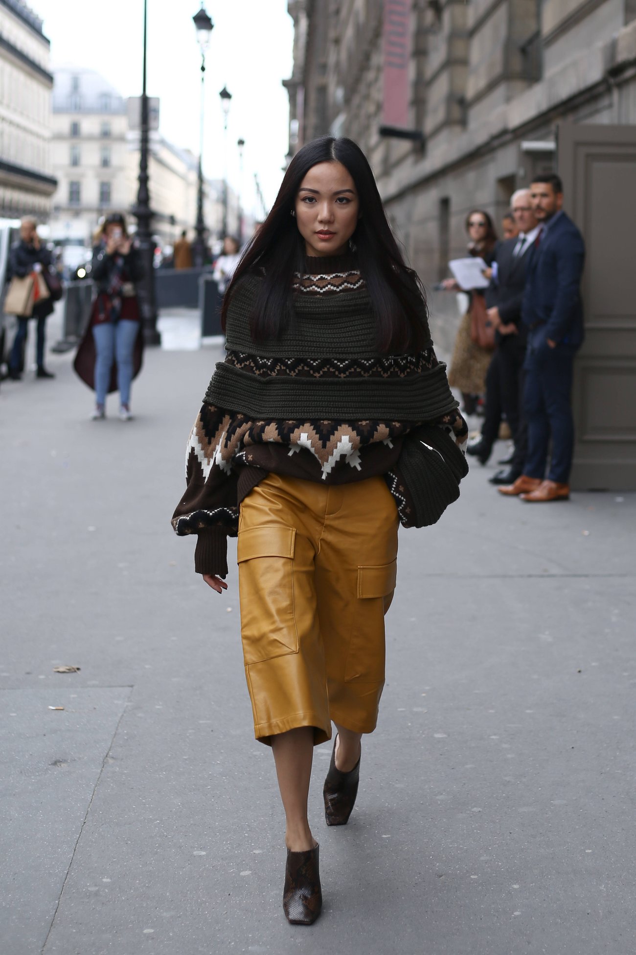 Leder in Braun-Nuancen ist der Trend des Frühlings Leder in Braun-Nuancen ist der Trend des Frühlings