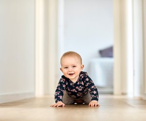 Ab wann können Babys krabbeln – und wie lernen sie es richtig?