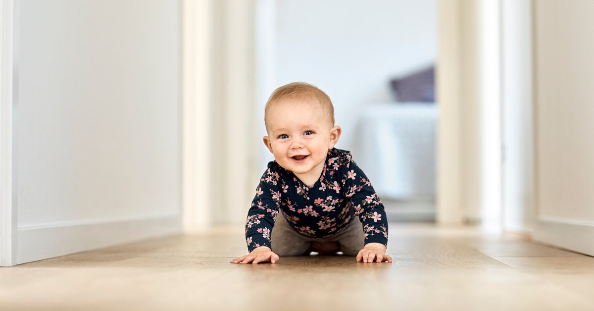 Ab wann können Babys krabbeln – und wie lernen sie es richtig?