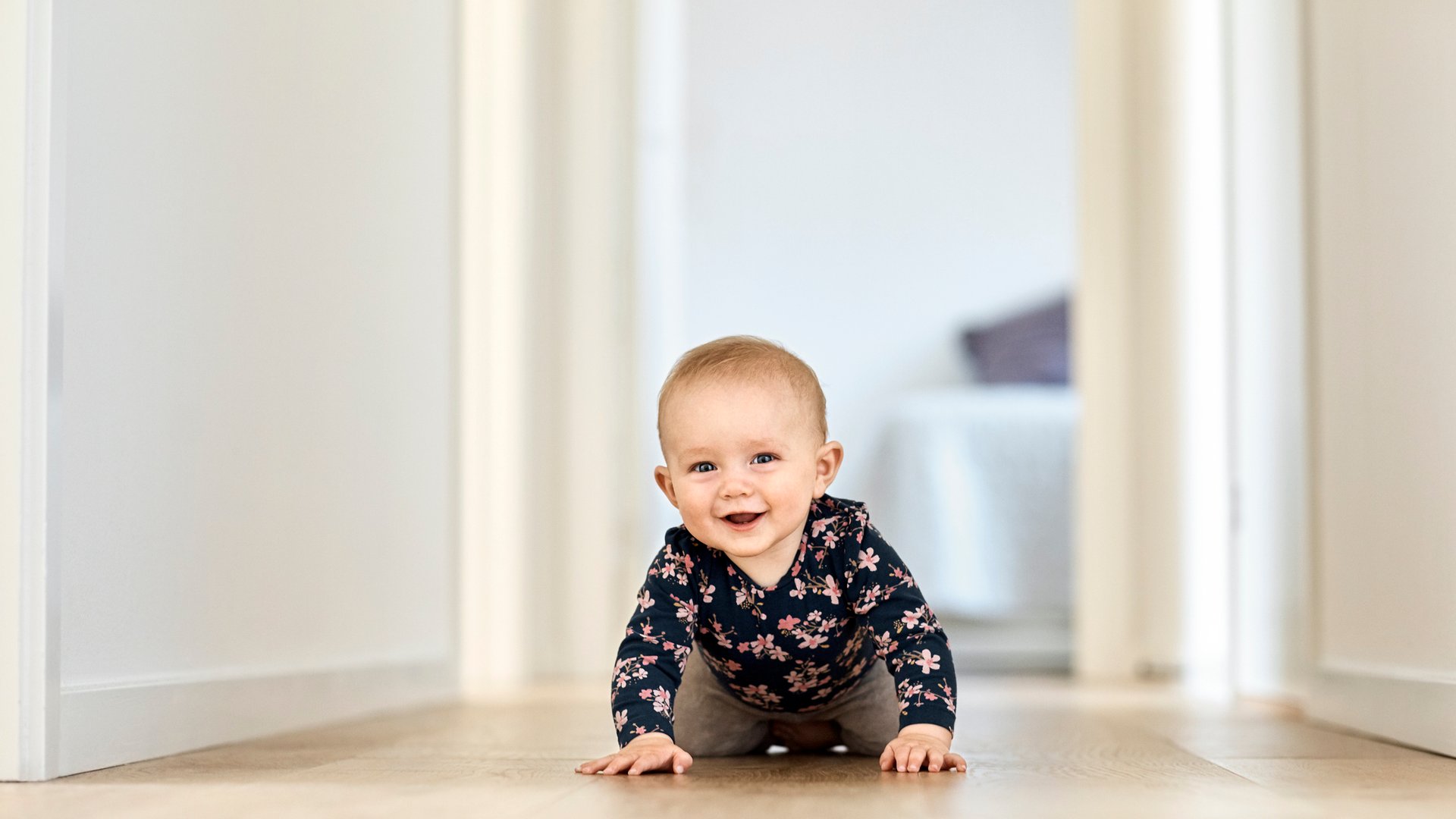 Wann Fängt Ein Baby An Zu Krabbeln Ab wann können Babys krabbeln – und wie lernen sie es richtig?