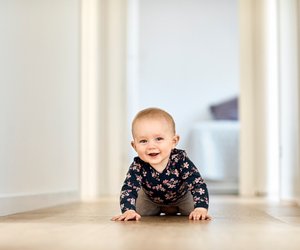 Ab wann können Babys krabbeln – und wie lernen sie es richtig?