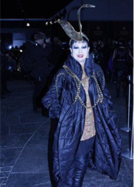 Die Fashion Week in New York präsentiert viele ausgefallene Outfits Die Fashion Week in New York präsentiert viele ausgefallene Outfits