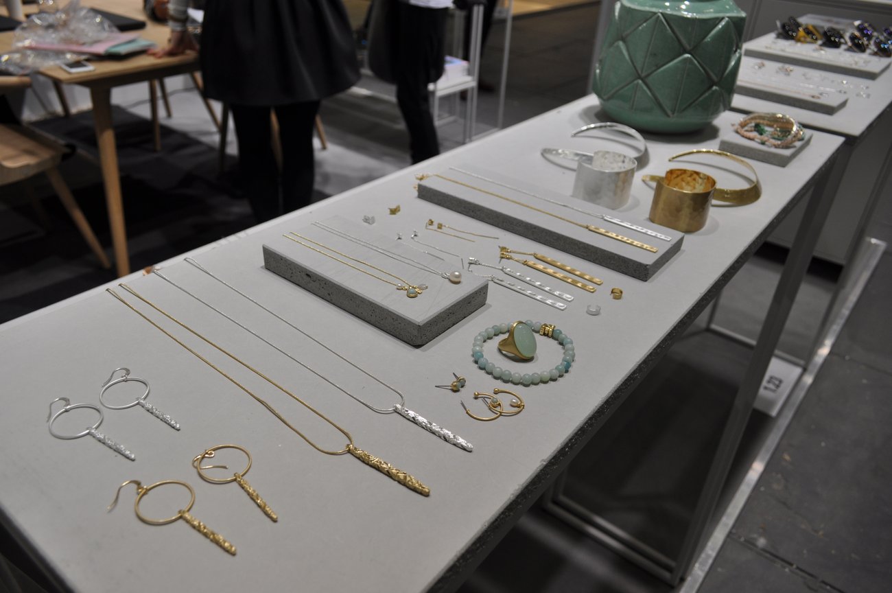 Echt dänisch: Auch bei Pilgrim liegt der Fokus auf filigranen Gold- und Silberschmuck. Echt dänisch: Auch bei Pilgrim liegt der Fokus auf filigranen Gold- und Silberschmuck.