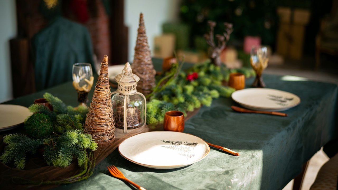 Die passende Tischdecke sorgt für die perfekte Weihnachtsstimmung.