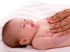 Dein Baby genießt die Babymassage sichtlich. Dein Baby genießt die Babymassage sichtlich.