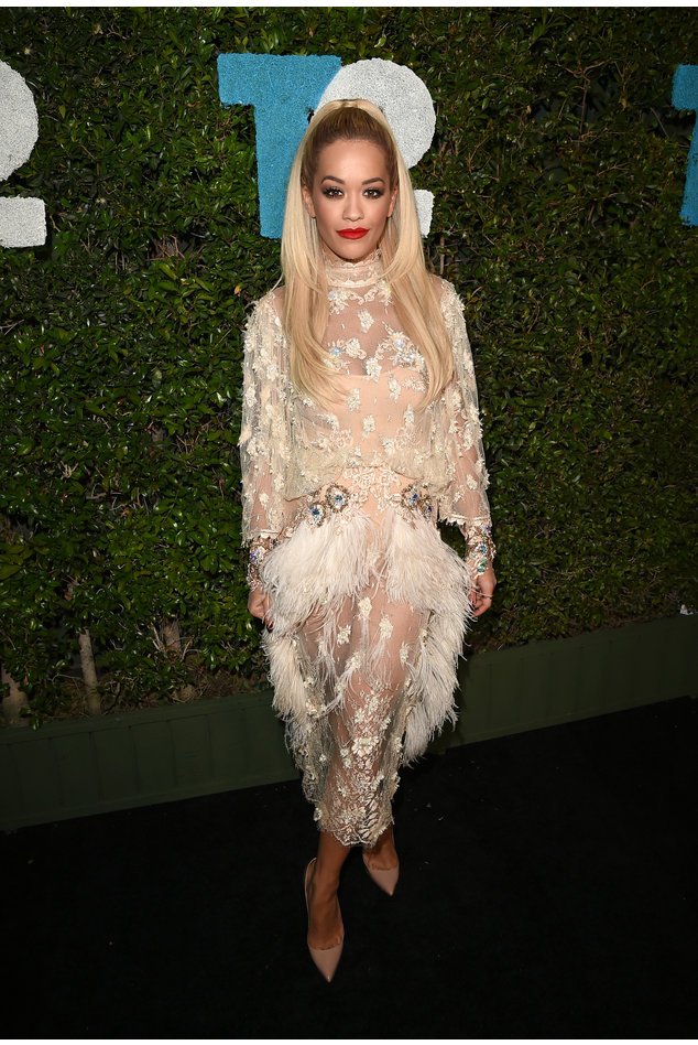 Rita Ora im eleganten Federkostüm Rita Ora im eleganten Federkostüm