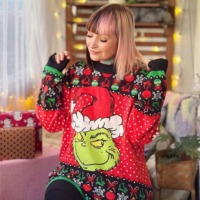 „Ugly Christmas Sweater“ mit Grinch-Motiv
