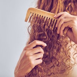 Ich habe Locken und diese Pflegetipps für glatte Haare würde ich nie wieder anwenden!