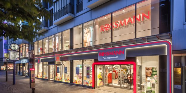 Für den Boden unter dem Napf: Mit der Unterlage von Rossmann bleibt es sauber
