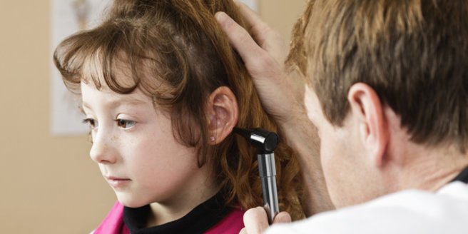 Paukenerguss: Mädchen beim Ohrenarzt