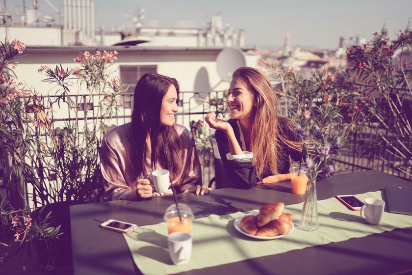 Zwei Frauen lachen zusammen 