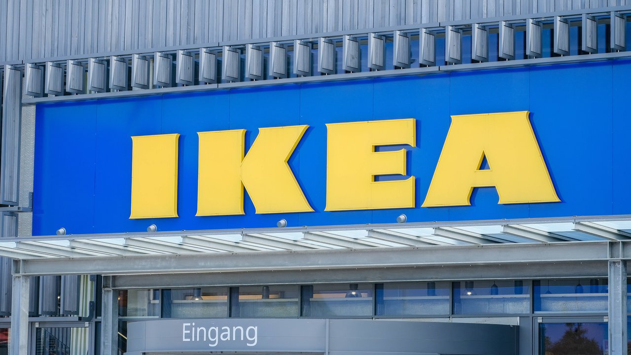 Ikea bietet dir eine tolle dreibeinige Tischleuchte an.