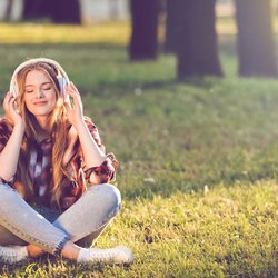 Hörbuchtipps für Frühlingsgefühle: 7 Bücher, die mit großer Liebe punkten