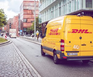 DHL erhöht die Preise: So viel mehr musst du jetzt zahlen!