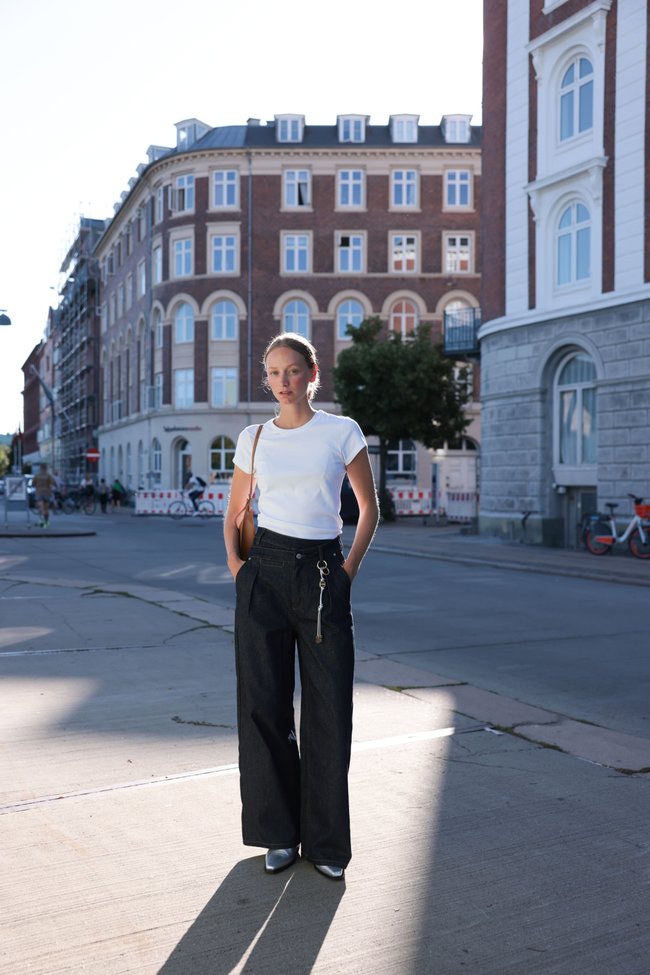 Wide Leg Jeans: So stylst du den angesagten Trend für 2025!
