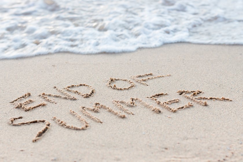 Schriftzug End of Summer am Meer in den Sand geschrieben