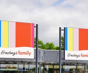 Für Büro oder Uni: Die Hängetasche von Ernsting's family hat Platz für Notizbücher und Co.