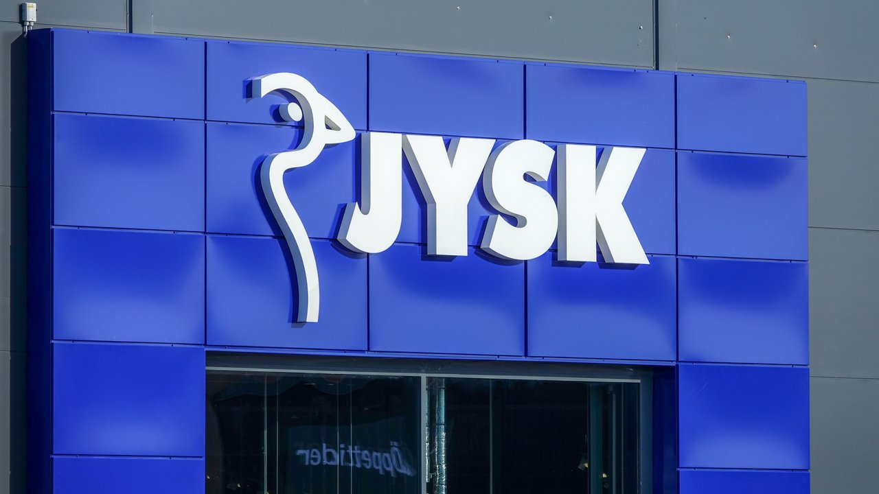 Der Hocker von Jysk ist nicht nur praktisch, sondern ein echtes Stilelement.