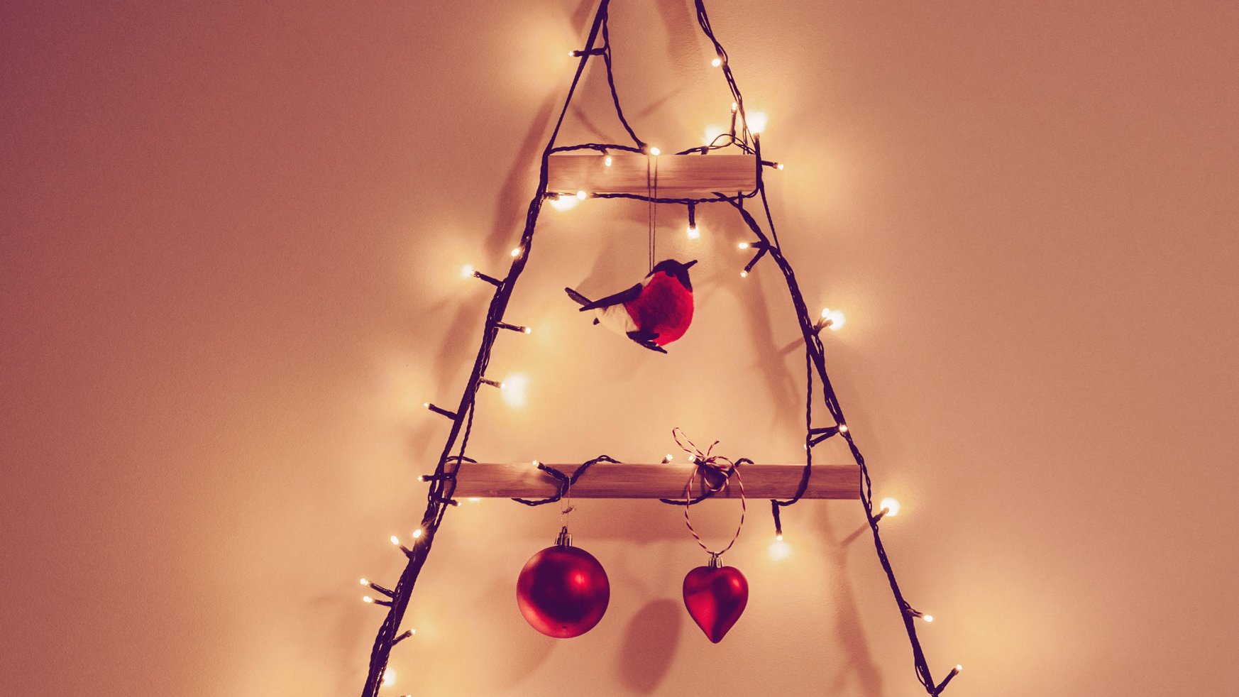 Dieser-funkelnde-LED-Wand-Tannenbaum-von-Bonprix-ist-perfekt-f-r-kleine-Wohnungen