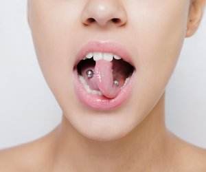 Zungenbändchenpiercing: Stich unter der Zunge