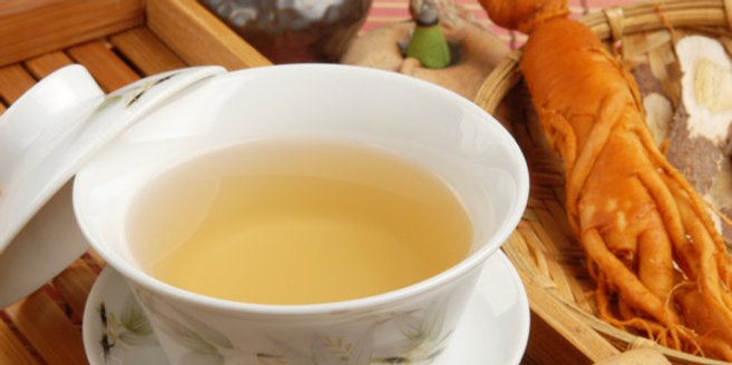 Ginsengwurzel: Tasse mit Tee Ginsengwurzel: Tasse mit Tee