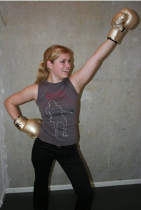Frau in einem Tank Top und goldenen Boxhandschuhen von der Fashion Week Berlin Frau in einem Tank Top und goldenen Boxhandschuhen von der Fashion Week Berlin