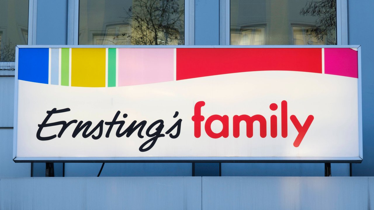 Diese Kissenhülle von Ernsting's family sorgt für dekorative Akzente daheim. 