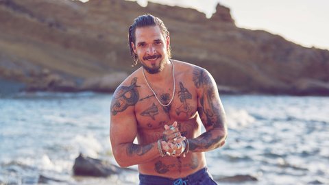 Qizlar shimlariga siyishadi