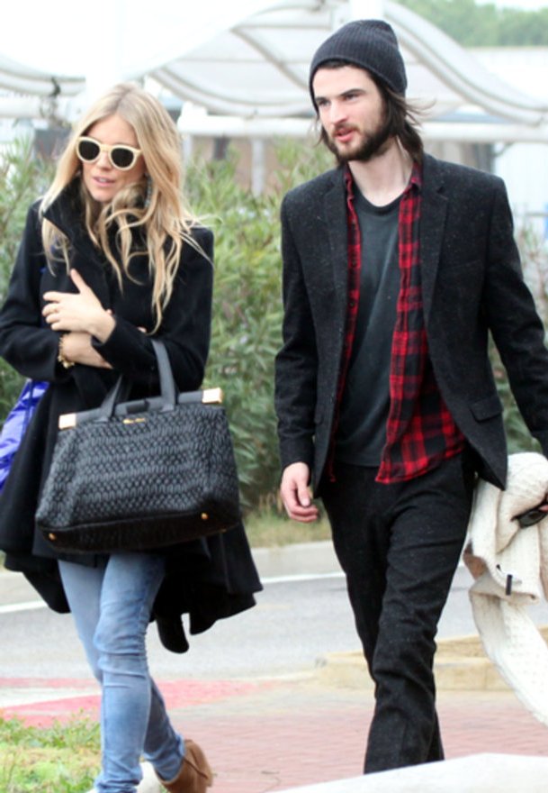 Sienna Miller bekommt ihr erstes Kind. Sienna Miller bekommt ihr erstes Kind.