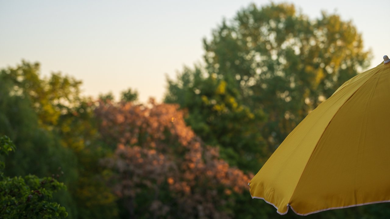 Mit einem kleinen Trick bleibt der Sonnenschirm auf dem Balkon an Ort und Stelle.