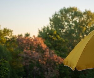 Mit diesem Hack bleibt dein Sonnenschirm bei Wind fest und dreht sich nicht mehr