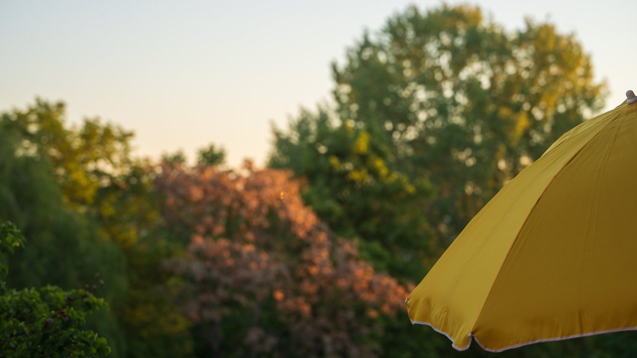 Mit einem kleinen Trick bleibt der Sonnenschirm auf dem Balkon an Ort und Stelle.