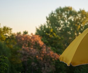 Mit diesem Trick bleibt dein Sonnenschirm auch bei Wind stabil und dreht sich nicht