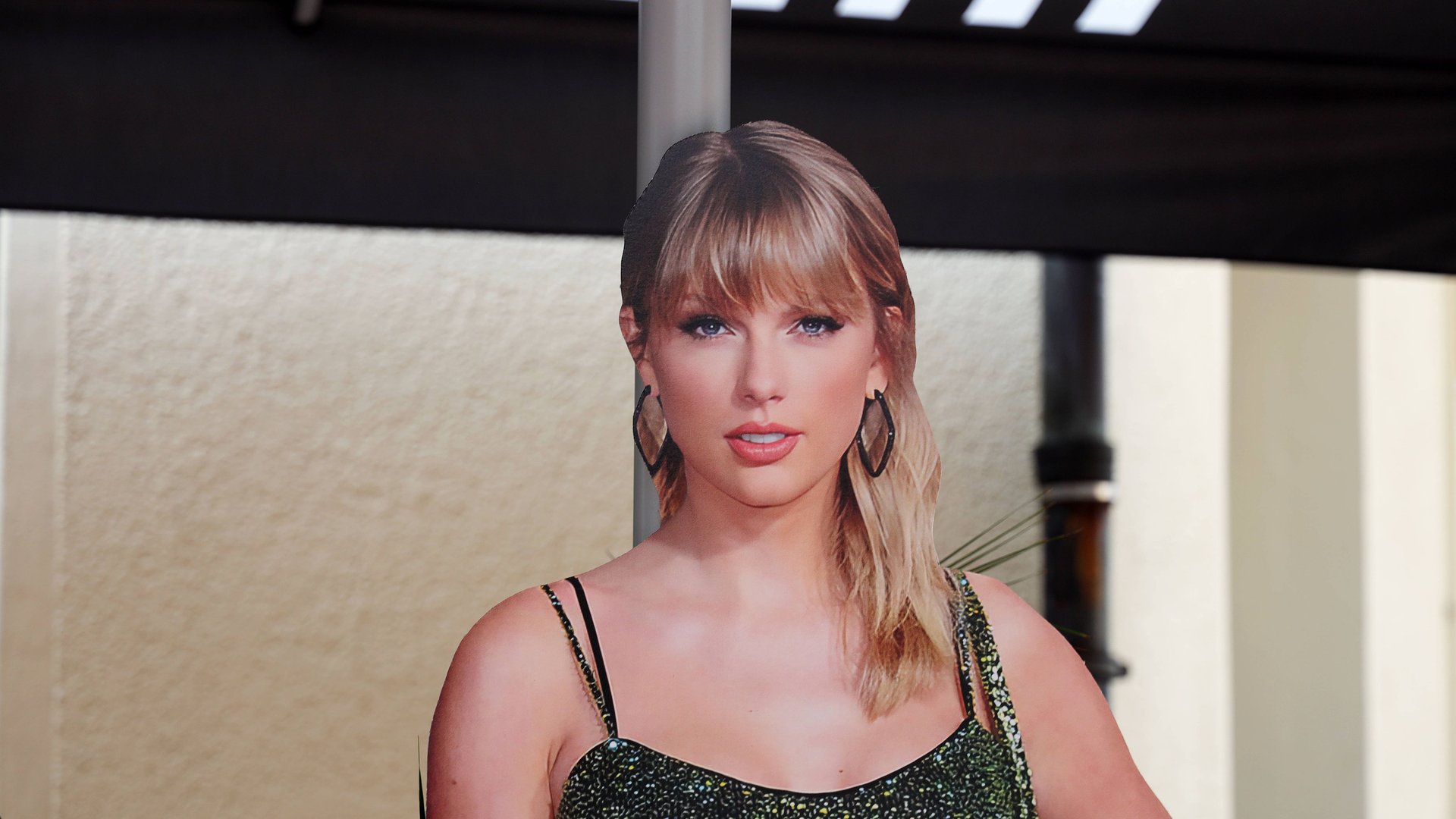 Pastell-Farben-Dieser-C-A-Look-f-ngt-den-Zauber-von-Taylor-Swifts-Album-Lover-ein