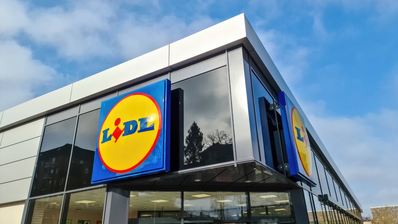 Bei Lidl kannst du jetzt weihnachtliche Outdoor-Beleuchtung shoppen.