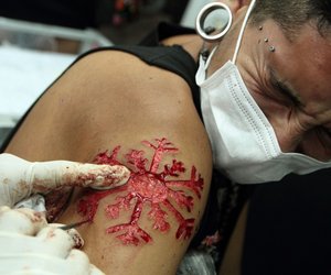 Cutting Tattoos: Ziernarben statt Tinte